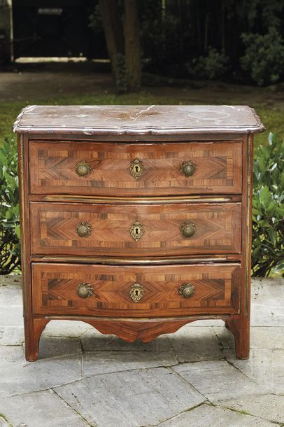 null Chest of drawers with curved front in rosewood veneer in net frames, opening...
