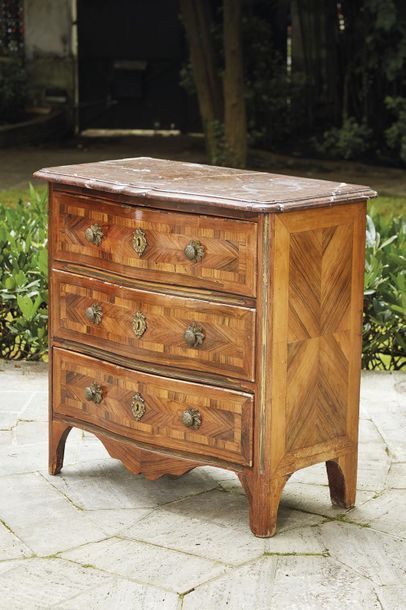 null Chest of drawers with curved front in rosewood veneer in net frames, opening...