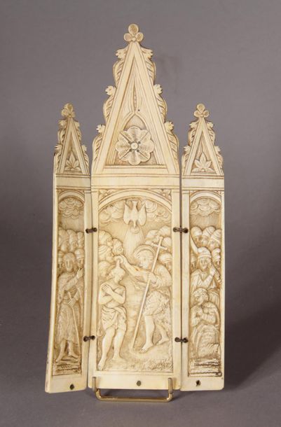 null Triptyque en ivoire sculpté à décor en bas-relief du baptême du Christ.
Epoque...