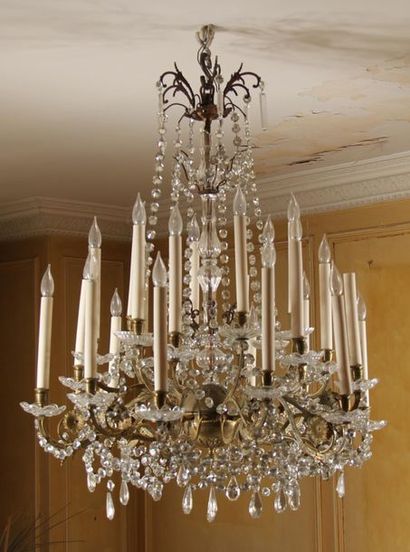 null Important bronze chandelier and twenty-four-light pendants.
H : 130 D : 100...