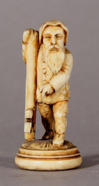 null Sculpture en ivoire représentant un personnage barbu
tenant une clé sur laquelle...