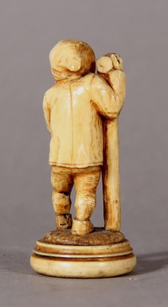 null Sculpture en ivoire représentant un personnage barbu
tenant une clé sur laquelle...