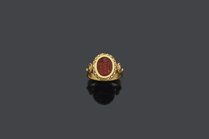 null RING in yellow gold (750‰) twisted and ball-shaped, surmounted by an intaglio...