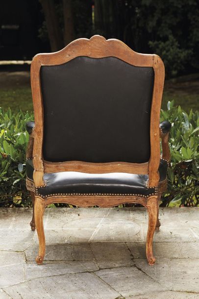 null Armchair with flat backrest with shoulders in moulded and sculpted beech wood...