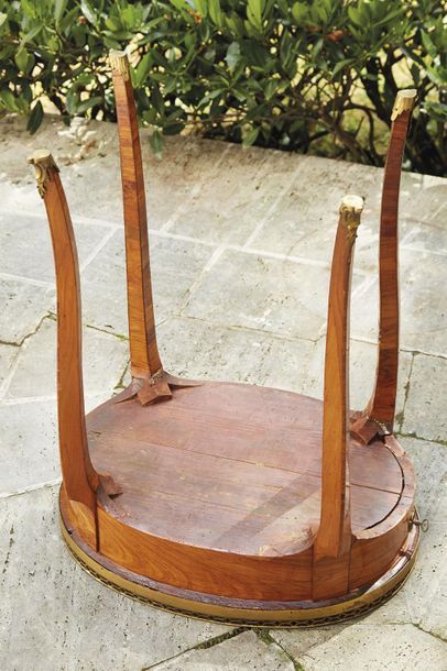 null Petite table volante en placage de bois exotique, ouvrant par un tiroir et une...