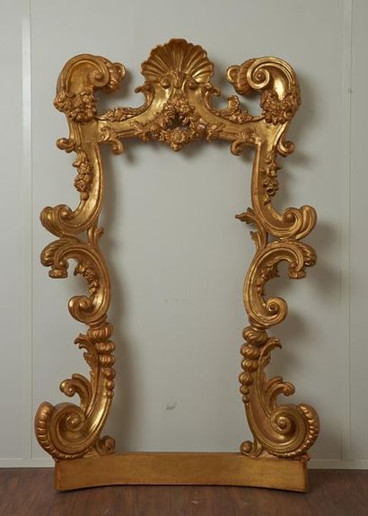 null Concave frame in carved and gilded wood with decoration of facing volutes, garlands...