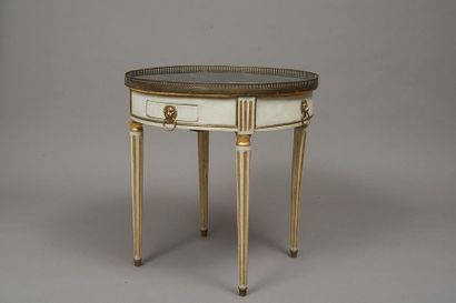 null Wooden bouillotte table with white and gilded rechampi, it opens with two drawers...