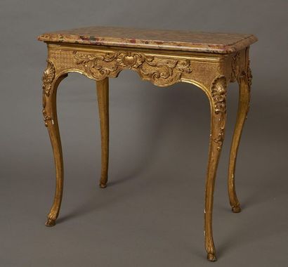 null Petite table rectangulaire en bois sculpté et doré à décor de feuilles d’acanthe,...