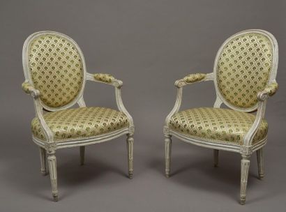 null Pair of cabriolet armchairs with medallion backrest in white relaquered wood...