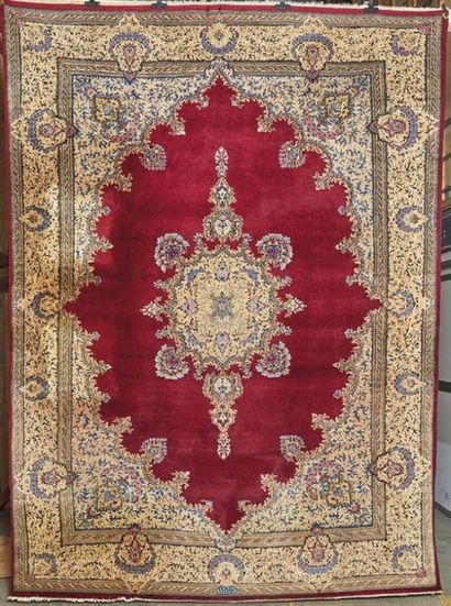 null KIRMAN, VEZD circa 1980.
Large woollen carpet decorated with medallions on a...