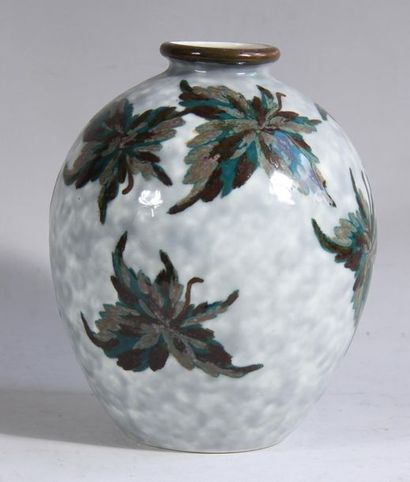 null *Camille THARAUD (1878-1956)
Vase balustre en porcelaine à décor de feuillage...