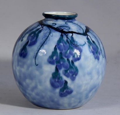 null *Camille THARAUD (1878-1956
Vase globulaire en porcelaine à décor de fleurs...