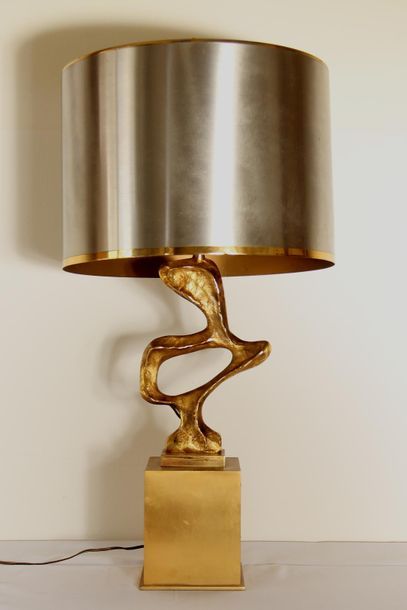 null *Pied de lampe en bronze orné d'une sculpture ajourée, signée, socle cubique...