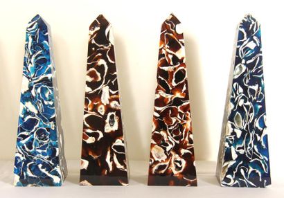 null *Two pairs of obelisks in brown and blue veined resin .
H : 35 cm.