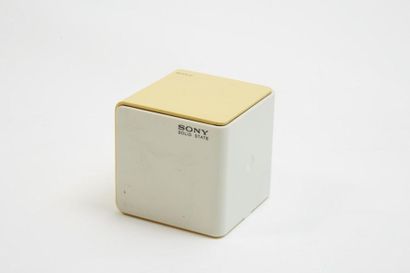 null *SONY
	Radio modèle Solid State à corps cubique en bakélite blanche et jaune...