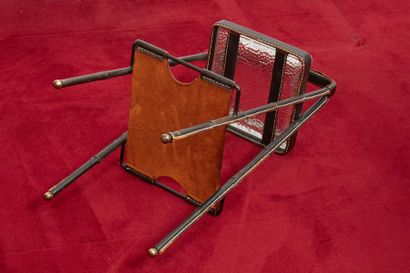 null *Jacques ADNET (1900-1984)
	Table de fumeur à structure en métal tubulaire gainé...