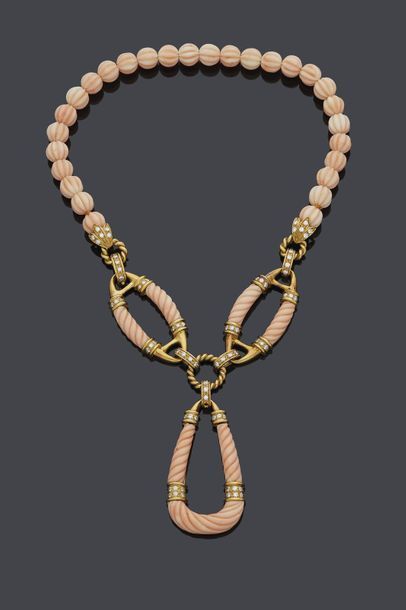 null COLLIER composé d’un rang de perles godronnées de corail peau d’ange, centré...