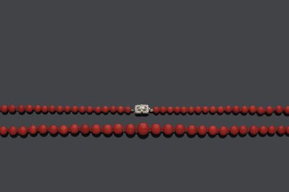 null MELLERIO 
JUMP composed of a row of falling red coral beads. Rectangular clasp...