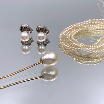 null Yellow gold PINK pin (750‰) decorated with a pear-shaped pearl with a slight...