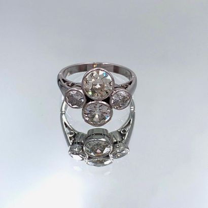 RING in white gold (750‰) set with four antique...