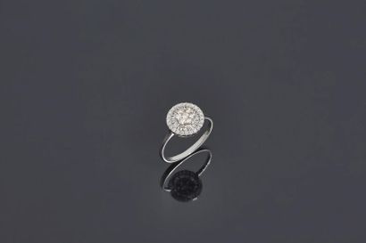 null Circular ring in white gold (750 ‰) paved with baguette-cut and brilliant-cut...