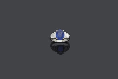 null RING in white gold (750‰) set with a 3.08 carat oval-shaped CEYLAN sapphire,...
