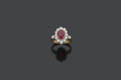 null Yellow and white gold oval daisy ring (750‰) set with a ruby, weighing 2.34...