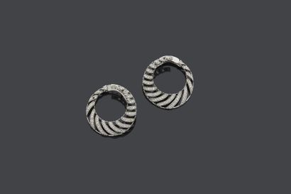 null Pair of circular EARRINGS in 14 carat white gold (585‰) openworked set with...