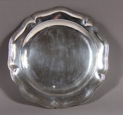 null Round dish in plain silver with contoured threads. 
PARIS, 1761 (letter X)
Master...
