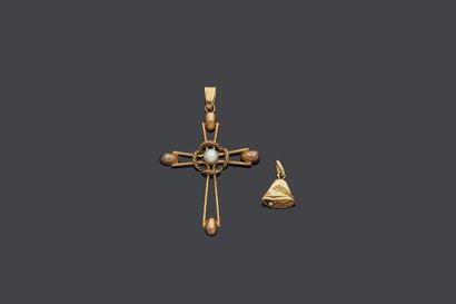 Two PENDANTS in yellow gold (750 ‰): a cross...