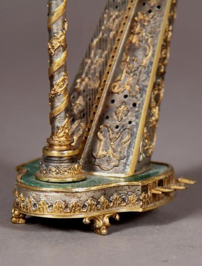 null Miniature harp in silver 800°/°°°, vermeil and malachite, H: 14 cm, weight:...