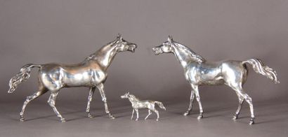 null Pair of sculptures and a sculpture representing
horses in 830°/° silver, German
work...