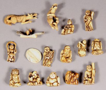 null Lot de douze netsuke en ivoire représentant des personnages, et deux statuettes...