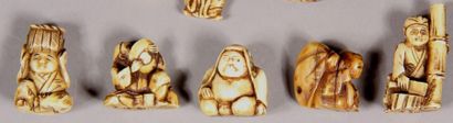 null Lot de douze netsuke en ivoire représentant des personnages, et deux statuettes...