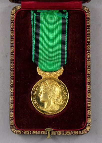 null *18k Gold Medal of the National Society for the Encouragement of Property, gross...