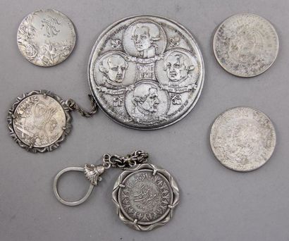 null Lot:
- Two pieces of 5 Mexican silver pesos
- a wedding token in silver 950°/°°,...