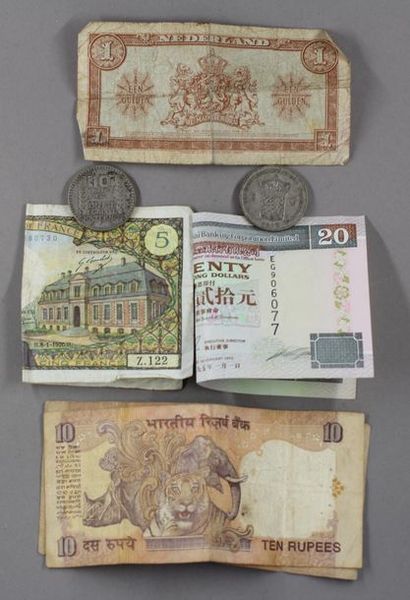 null * Une pièce de 10 FF Turin et une pièce d'un Guldent 1930 en argent.
Un billet...
