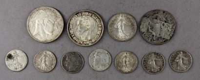 null Lot of silver coins :
- One coin of 30 sols Louis XVI 1792 (worn)
- One coin...