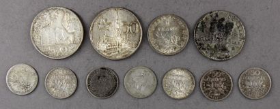 null Lot de pièces en argent :
- Une pièce de 30 sols Louis XVI 1792 (usures)
- Une...