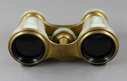 null *Theater binoculars made of metal and mother-of-pearl veneer (wear and tear...