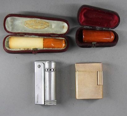 null St DUPONT
Lighter in guilloché gilded metal
A lighter and two cigarette smokers...
