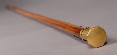 null Cane in natural wood, 18k yellow gold pommel, raw weight: 97,4 g. (free of ...