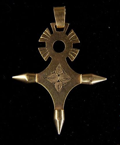 null *Agadez cross pendant in 18k yellow gold, weight: 12.2 g.