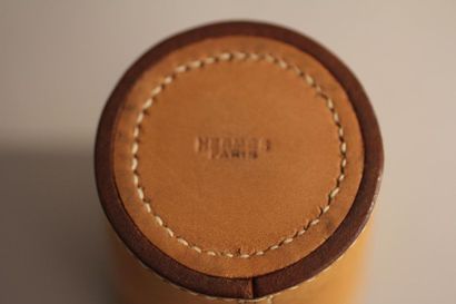 null HERMES Paris
Beige leather dice cup, signed
H : 10,5 cm. (stains)