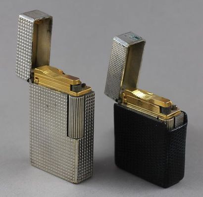 null St DUPONT
Two silver metal lighters with latticework, wear and tear
