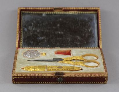 null Sewing kit in yellow gold 19th c. in its red morocco case, thimble missing ...