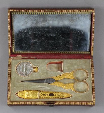null Sewing kit in yellow gold 19th c. in its red morocco case, thimble missing ...