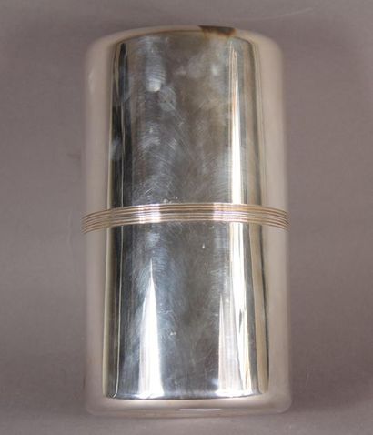 null CHRISTOFLE
Cylindrical bottle bucket in silver plated metal
H: 22 cm. D: 13...