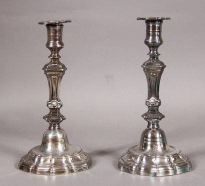 null Pair of silver plated metal candleholders with shell decoration, engraved with...