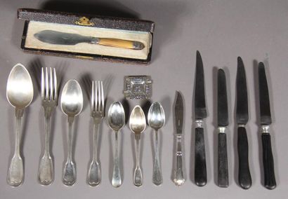 null Set of mismatched cutlery in silver plated metal